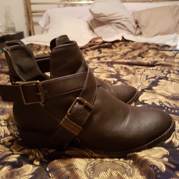 COPY - Sz 9 Brown Breckelle's Booties - Picture 3 of 5